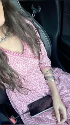 Indian Churidar Designs, Aesthetic Kurti Design, Girls In Kurti Aesthetic, Kurti Ideas For College, Summer College Outfits Aesthetic, Kurti Photo Ideas, Pink Kurti Outfit, Indian Kurti Aesthetic, Suit For Girls Indian