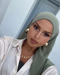 Hijab Turban Style, Headwrap Hairstyles, Modest Summer Fashion, Estilo Hijab, Hijabi Fits, Stile Hijab, Simple Hijab, Muslim Style, Hijab Style Tutorial