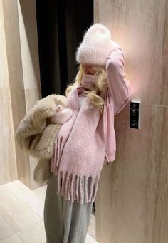 Winter Girl Outfits Aesthetic, Winter Fashion Coquette, Pink Winter Fits, Scarf Outfits Winter, Cute Winter Outfits Pink, Winter Fits 2024, Girly Style Aesthetic, Pink Autumn Outfit, Cute Pink Winter Outfits