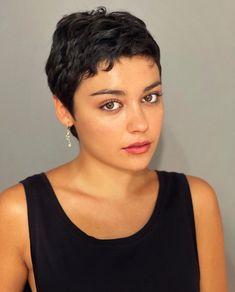 Elite Carla, Really Curly Hair, Carla Diaz, Curly Pixie Hairstyles, Short Hair Pixie Cuts, Short Curly Haircuts, Very Short Hair