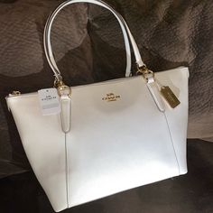 Brand New Coach Tote Bag: Off White Shimmery, Pebble Leather Coach School Bag, White Tote Bag Outfit, Coach Tote Bag Outfit, Coach Bag Tote, White Coach Bag, Tote Bag For School, Cheap Tote Bags, Tote Bag School, Tote Bag Coach