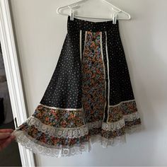 This Has No Tag But I’d Swear It Was A Gunne. Absolutely Stunning Misprint Prairie Skirt With Lace Ruffle Detailing. Vintage Size 7 Looks Never Worn. Waist Laying Flat 12.5” Length 28@ Sack Dresses, Western Skirts, Skirt Patterns, Sack Dress, Prairie Skirt, Skirt With Lace, 70s Floral, Little Outfits, Lace Ruffle