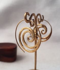 Bohemian small spiral brass hoops earrings with tribal design.Boho minimal earrings dainty very easy to wear all day long.Tribal ethnic earrings ideas for gift for wife.Ethnic jewelry. SIZE: 25 mm x 25 mm. YOU CAN FIND SOME SIMILAR MODELS IN: https://www.etsy.com/es/listing/287910751/pendientes-boho-argolla-tribal-pendiente?ref=shop_home_active_9&frs=1 https://www.etsy.com/es/listing/628779757/pendientes-boho-pendientes-plata?ref=shop_home_active_3 https://www.etsy.com/es/listing/287907989/p Silver Ear Wire Jewelry As Gift For Her, Minimalist Hoop Jewelry As Gift, Elegant Wire Wrapped Wrap Earrings In Brass, Minimalist Hoop Jewelry Gift, Gold Dangle Jewelry For Summer, Adjustable Gold Earrings For Summer, Bronze Wire Wrapped Drop Earrings, Unique Dangle Wrap Earrings, Wire Wrapped Metal Jewelry For Festival