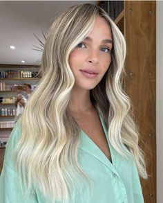 Beach Blonde Hair, Shampoo Bomba, Bright Blonde Hair, Beige Blond, Bombshell Hair, Instagram Profile Picture, Summer Blonde Hair, Dyed Blonde Hair