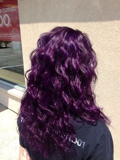 Purple Hair Colors Ideas, Perpul Hair Color Ideas, Red Purple Hair With Blonde Highlights, Darker Purple Hair, Multi Shade Purple Hair, Hairdye Ideas Purple, Purple Hair On Curly Hair, Hair Dye Ideas Wavy Hair, Curly Violet Hair