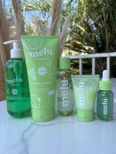 Hidrata, Suaviza a pele e Protege a pele de espinhas. Melu - by Ruby Rose. 💚🤍 Girls Things, Sephora Skin Care, Berry Pie, Body Splash, Skin Care Spa, Top Skin Care Products, Makeup Skin Care