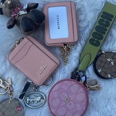 Cute Key Lanyard, Wallet Keychain Ideas, Dainty Keychain, Car Keys Aesthetic, Car Keychain Ideas, Everyday Bag Essentials, What's In My Purse