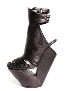 Contemporary Shoes, Shoe Designs, Walk In My Shoes, Shoes Design, Statement Shoe, Fancy Shoes