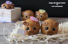 three little pigs with flowers on their heads