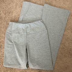 These Gray Flare Leggings Are From Shein In Size Xs. They Have Never Been Worn And Still Have The Tags Attached. Grey Flared Leggings Outfit Latina, Gray Flared Leggings, Gray Flare Leggings, Slay Clothes, Low Rise Pants, Cute Pajama Sets, Flared Leggings, Shein Pants, Y2k Clothes