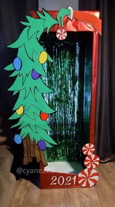 Christmas Classroom Door, Grinch Christmas Party, Whoville Christmas, Grinch Christmas Decorations, Christmas Photo Booth, Kids Christmas Party, Christmas Tablescape, Tanah Liat, Christmas School