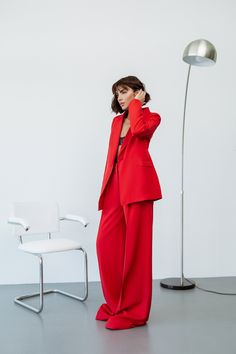 Fabric: Crepe Viscose 50%, Polyester 40%, Elastane 10% Included: Blazer and pants Peak lapel Single-breasted (1 button blazer) High-rise pants Wide leg pants Oversized suit Red Suits For Women, Moodboard Red, Oversized Suit, Street Style Outfits Casual, Christmas Looks, Satin Suit, Red Suit, Power Suit, Peak Lapel