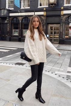 36 Super Chic Fall Outfits & Fall Outfit Ideas You NEED To Try Fall Winter Fashion Trends, Winter Knit Sweater, Black Leather Pants, Fashion Trends Winter, Neue Outfits, Elegante Casual, Looks Street Style, Outfit Trends