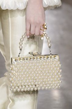 Georges Hobeika at Couture Spring 2017 - Details Runway Photos Trending Handbags, Wear Pearls, Georges Hobeika, Pearl Bag, Beaded Bags, Spring 2017, Vintage Bags, Clutch Handbag