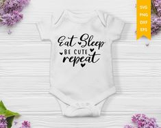 Customized Onesies, Newborn Onsies, Baby Sayings, Onesie Ideas, Cricut Baby, Baby Presents, Newborn Onesies