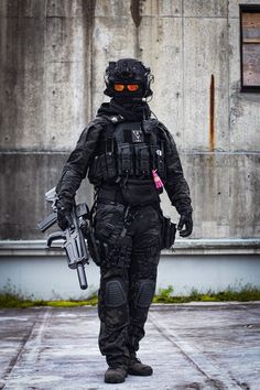 Best Special Forces, Images Terrifiantes, Tactical Uniforms, Tactical Armor, Military Aesthetic, Combat Uniforms, Combat Armor