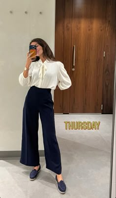 Formal Outfit For Summer, Work Outfits Women Formal, Work Outfit Lawyer, Trouser And Loafers Outfit, Spring Corporate Outfits, Corporate Clothes, New York Corporate Fashion, Carmen Mundt Work Outfit, Law Outfits Women Aesthetic