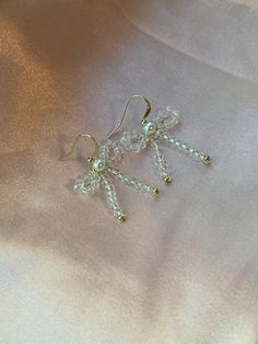 Pretty dangle earrings in gold plated color and a beaded dangle bow shape Fancy Beaded Earrings, Bead Bow Earrings, Beaded Pearl Earrings, Pearl Bow Earrings, Beaded Bow Earrings, Bow Earrings Diy, Bead Earrings Ideas, Diy Bead Earrings, Jewelry Diy Earrings