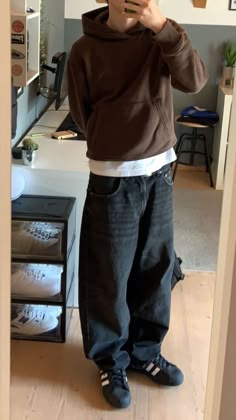 Baggy Pants For Men, Style Baggy Pants, Ron Weasley Aesthetic, Weasley Aesthetic, Guys Fits, Guy Fits, Brown Hoodie, Dos And Don'ts, Skater Boy