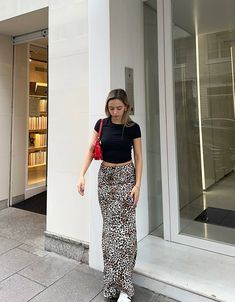 Saia midi com animal print - BSK Teen Animal Print Outfits Aesthetic, Skirt Outfits Summer, Inspo Fits, Plain Skirt, Animal Print Skirt, Inspo Outfit, Summer 24, Tiger Print