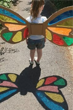 Colored Shadow, Costume Carnaval, Butterfly Costume, Shadow Play, Cardboard Crafts, Craft Activities For Kids, Summer Crafts, Diy Costumes, Toddler Crafts