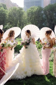 bridal-party-with-parasols Spring Wedding Theme, Bridgerton Theme, Parasol Wedding, Wedding Floral Design, Spring Garden Wedding, Flower Studio, Iconic Dresses, Urban Wedding, Wedding Dress Shoes