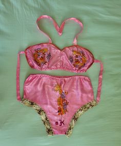 1940s Lingerie, Harajuku Hair, Vintage Bra, Retro Lingerie, Satin Lingerie, 3d Fashion, Vintage Lingerie, Pink Girly Things, 1940s Fashion