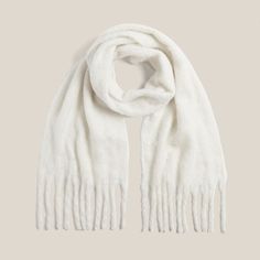 Fluffy White Scarf, Wishlist Ideas Christmas, White Scarf Outfit, Aesthetic Scarf, Christamas Gifts, Scarf Aesthetic, Cream Scarf, Cute Scarf, Xmas Wishlist