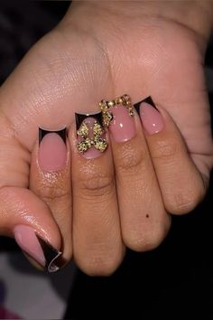 Red And Gold Nail Designs Short, Black And Gold Bling Acrylic Nails, Black Shirt Nail Designs, Gold Nail Set Short, Thanksgiving Nails Black Women, Short Nails Black And Gold, Nail With Gold Design, Cute Short Nails With Gems, Short Duck Nails Acrylic Y2k Black