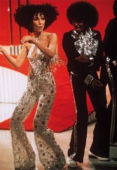 Cher and MIchael Jackson - The Disco! era. Moda Disco, Disco Outfits, 40s Mode, Look Disco, 70s Fashion Disco, 70s Mode, Cher Outfits, 70s Glam, Eartha Kitt