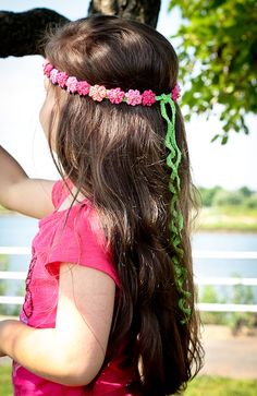 Summer Girl - crocheted headband by Monika Sirna. Pattern avail for sale. Braid Hairband, Bandeau Au Crochet, Crochet Hairband, Diy Hack, Crochet Headband Pattern, Crochet Hair Accessories, Braid Hair, Summer Girl, Headband Pattern