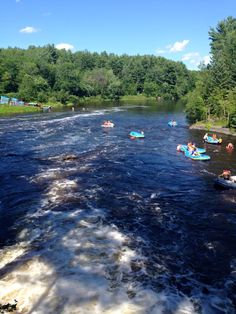 many people are rafting down the river