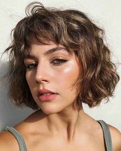 31 Trendiest French Bob Haircuts You'll Want to Try Chin Length Haircuts, Dunner Wordend Haar, Short Choppy Haircuts, Wavy Bob Haircuts, Short Wavy Bob, Choppy Haircuts, French Bob, Bob Haircut With Bangs, Layered Bob Hairstyles