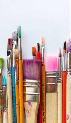 there are many different brushes lined up together