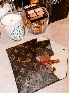 Louis Vuitton Planner, Luxury Wishlist, Cute Hand Bags, Chriselle Lim, Handbag Storage, Western Purses, Cheap Purses, Arm Jewelry, Popular Handbags