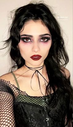 Witch Make Up Halloween Makeup Ideas, Vampire Costume Aesthetic Makeup, Halloween Makeup Vampire Pretty, Gothic Vampire Makeup Halloween, Vampire Costume Hair, Witch Halloween Costume Makeup, Vintage Vampire Makeup, Girls Vampire Makeup