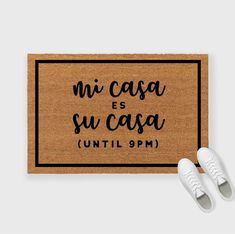 a door mat that says mi casa es su casa until 9pm