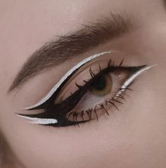 черно белая стрелка
графический макияж
графичная стрелка Cyberpunk Eyeliner, Black And White Graphic Eyeliner, Black And White Eyeliner Looks, Artistic Eyeliner, Eyeliner Grafico, Edgy Eyeliner, Black And White Eyeliner, Colored Liner, Futuristic Makeup