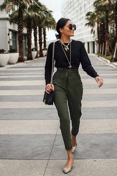 Green Pants Outfit, Solid Color Sweater, Casual Chique, Summer Work Outfits, Casual Work Outfits, Green Pants, Grunge Style, Work Outfits Women