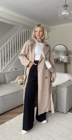 Europe Coat Outfits, Fall 2023 Trench Coat, Styling Beige Trench Coat, Trench Coat Outfit Italy, Mac Outfits Beige, Fall Outfit With Trench Coat, Neutral Trench Coat Outfit, Stone Trench Coat Outfit, Trench Coat Summer Outfit