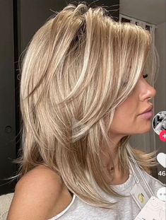 21 PERFECT HAIRSTYLES FOR WOMEN OVER 50 - valemoods Hair Latina, Medium Hair Styles For Women, Haircuts For Medium Length Hair, Layered Haircuts For Medium Hair, Chin Length, Bangs Hairstyles, Hair Kids, Hair Bangs, Blonde Hair Looks