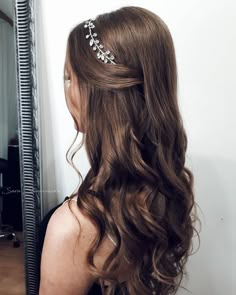 Side Part Sleek Hair, Wavy Hair With Headband, Bridesmaid Hairstyles Dark Hair, Curled Hairstyles For Medium Hair, Bridesmaid Hairstyle, Trendy We Fryzurach, Engagement Hairstyles, Simple Prom Hair, Simple Wedding Hairstyles