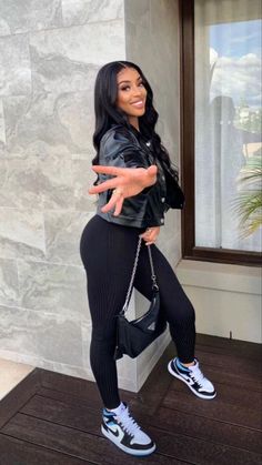 Black leather jacket with black leggings and cool Nike sneakers. Casual style is king. Black Leggings Outfits, Modele Fitness, Look Legging, Black Leggings Outfit, Leggings Outfits, Mode Casual, Chill Outfits