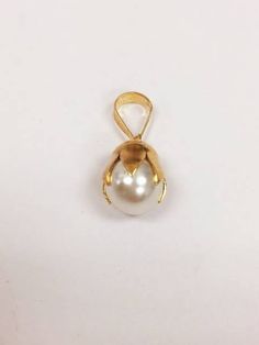 Pearl Lockets Pendants, Small Gold Pendant, Gold Pendant Designs, Pearl Necklace Pendant, Pearls Jewellery, Gold Pearl Jewelry, Pearl Jewelry Design, Pearl Necklace Designs, Gold Pendants