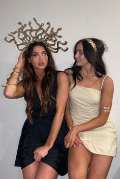 goddess halloween costume idea - Medusa and Athena Greek Goddess Halloween Costume! 2 person costume ideas for girl best friends, easy costume ideas for women, college girl halloweekend costume #duocostumes #bffcostumeideas Hallowrrn Costumes For 2, Athena And Aphrodite Costume, Duo Halloween Costumes Greek Goddess, Goddess Duo Costume, Halloween Costumes Brown And Blonde Hair, Medusa Duo Costume, Greek Goodness Costume Halloween, Halloween Costumes Percy Jackson, Medusa And Cleopatra Halloween