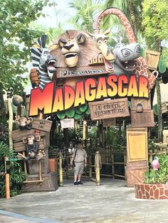 there is a sign for madagascar at the entrance to an amusement park with animals on it