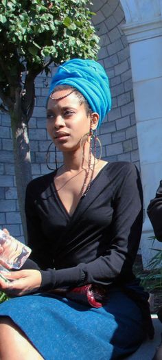 #erykahbadu #baduizm #badu #neosoul #neosoulaesthetic #beauty #headwraps #2000s #90s #2000saesthetic #aesthetic #outfitinspo #earthygirl #earthyblackgirl #earthyoutfit Erykah Badu Hairstyles, Erykah Badu Fashion, Veiled Hairstyles, Erykah Badu Hair, Erykah Badu Outfits, Erykah Badu 90s, Erykah Badu Aesthetic, Erika Badu, Eryka Badu