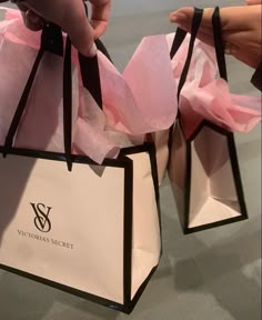 Victorias Angels Aesthetic, Pink Aesthetic Victoria Secret, Victoria Secret Shop Aesthetic, Victoria Secret Aethstetic, Victoria Secret Aesthetic Pink, Foto Victoria Secret, Vs Angel Lifestyle, Shopping Pink Aesthetic, Model Aesthetic Pink