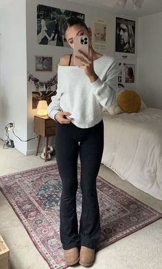 comfortable black flair leggings outfit Athletic Outfit Ideas For School, Uk College Outfits, College Outfits Uk, Ava Outfit, Sixth Form Outfits, Stile Blair Waldorf, Adrette Outfits, Look Legging, Fest Outfits