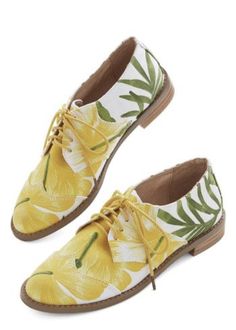 Quirky Shoes, Pretty Flats, Vintage Flats, Floral Shoes, Yellow Shoes, Yellow And Green, Shoe Lover, Yellow Floral, Beautiful Shoes